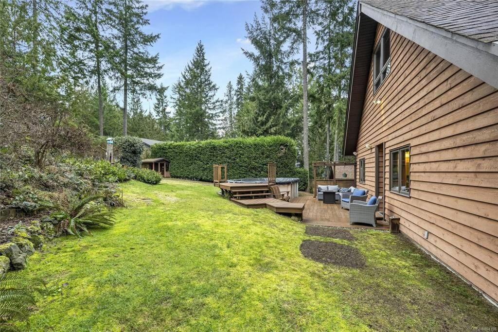 Chalet Style Cottage Near Shawnigan Lake Exterior photo