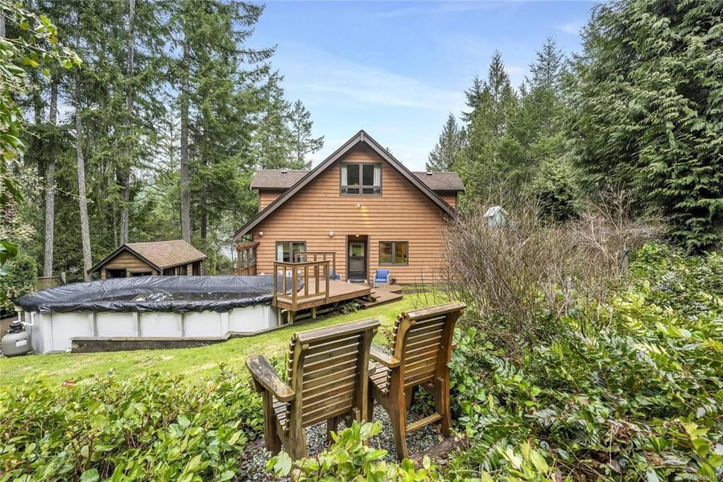 Chalet Style Cottage Near Shawnigan Lake Exterior photo