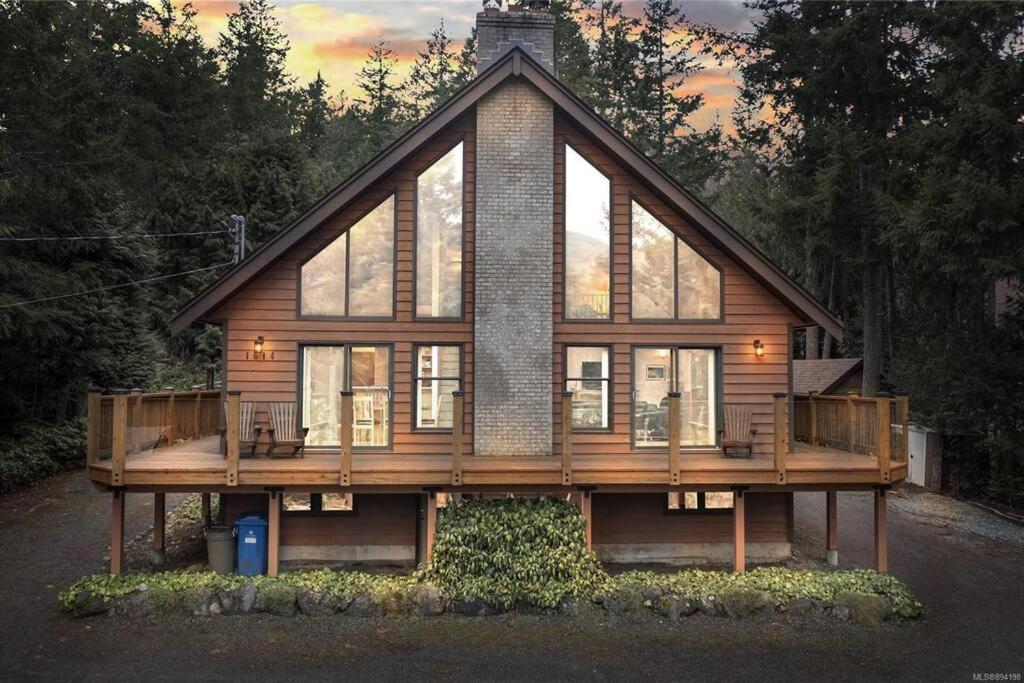 Chalet Style Cottage Near Shawnigan Lake Exterior photo