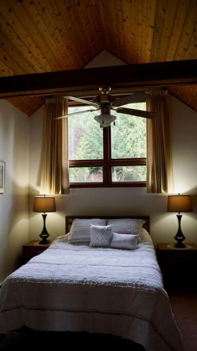 Chalet Style Cottage Near Shawnigan Lake Exterior photo