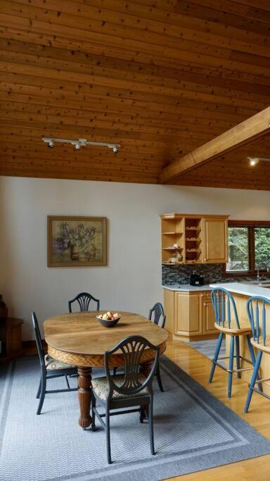 Chalet Style Cottage Near Shawnigan Lake Exterior photo
