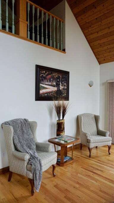 Chalet Style Cottage Near Shawnigan Lake Exterior photo